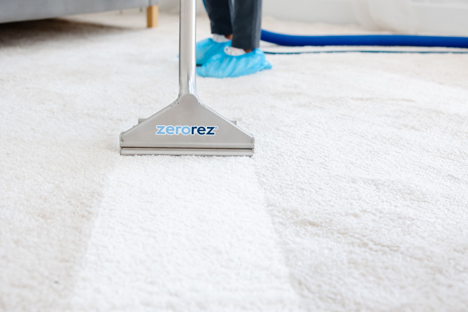 Zerorez&reg; Zr Wand&reg; pulling a clean stripe on a white carpet that was dirty and discolored