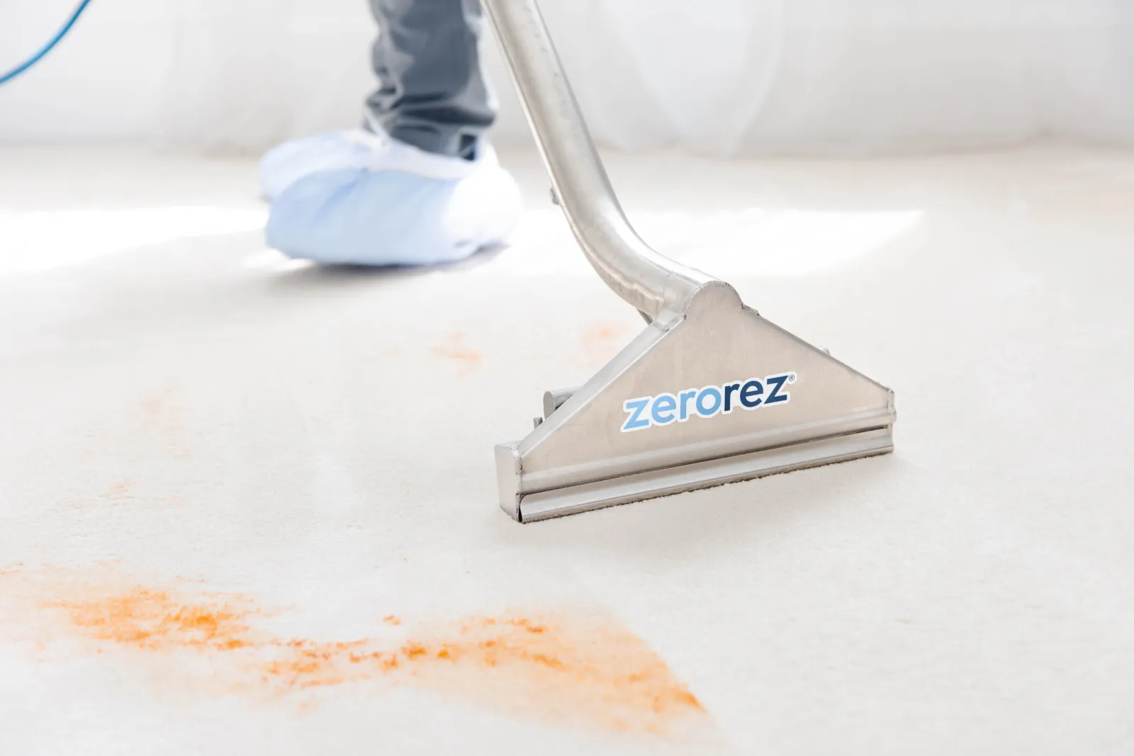 Zerorez Zr&trade; Wand extracting dirt and grime from a white carpet, leaving no sticky residue behind after cleaning
